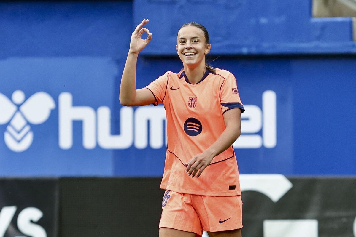 La jugadora del FC Barcelona, Clara Serrajordi celebra su gol ante el Eibar durante el partido de la sexta jornada de Liga disputado este sábado en el estadio municipal de Ipurua.