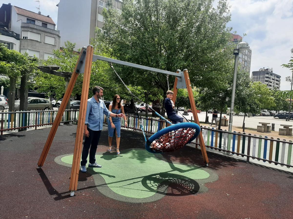 El alcalde de Vilagarcía, Alberto Varela, con su esposa y también candidata socialista, Paola María, y sus dos hijos.  | FDV