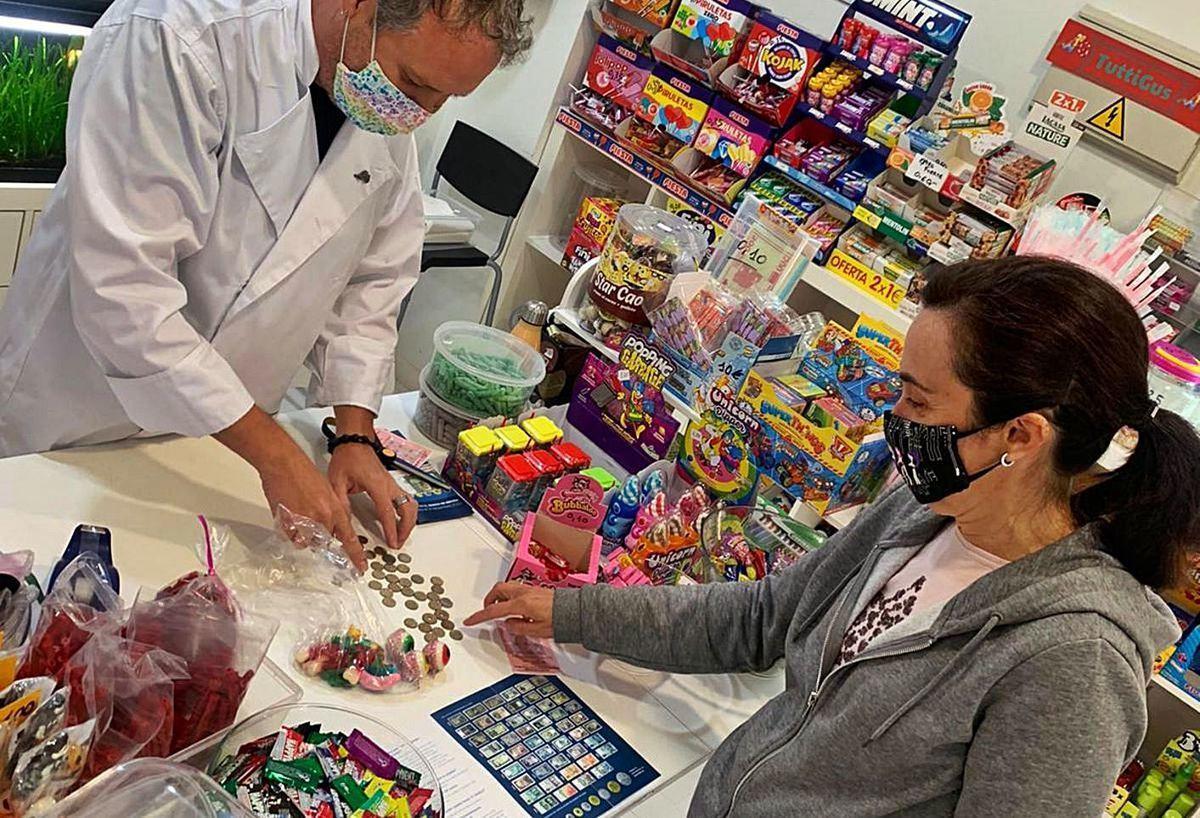 Ana Menéndez entrega a Gustavo García Torre pesetas para comprar golosinas en Lugo de Llanera.