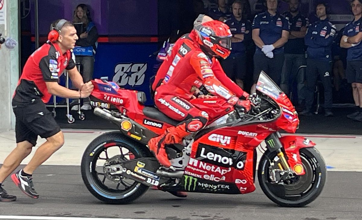 A Marc Márquez se le paró la moto nada más salir del taller de Ducati, hoy, en Brno.