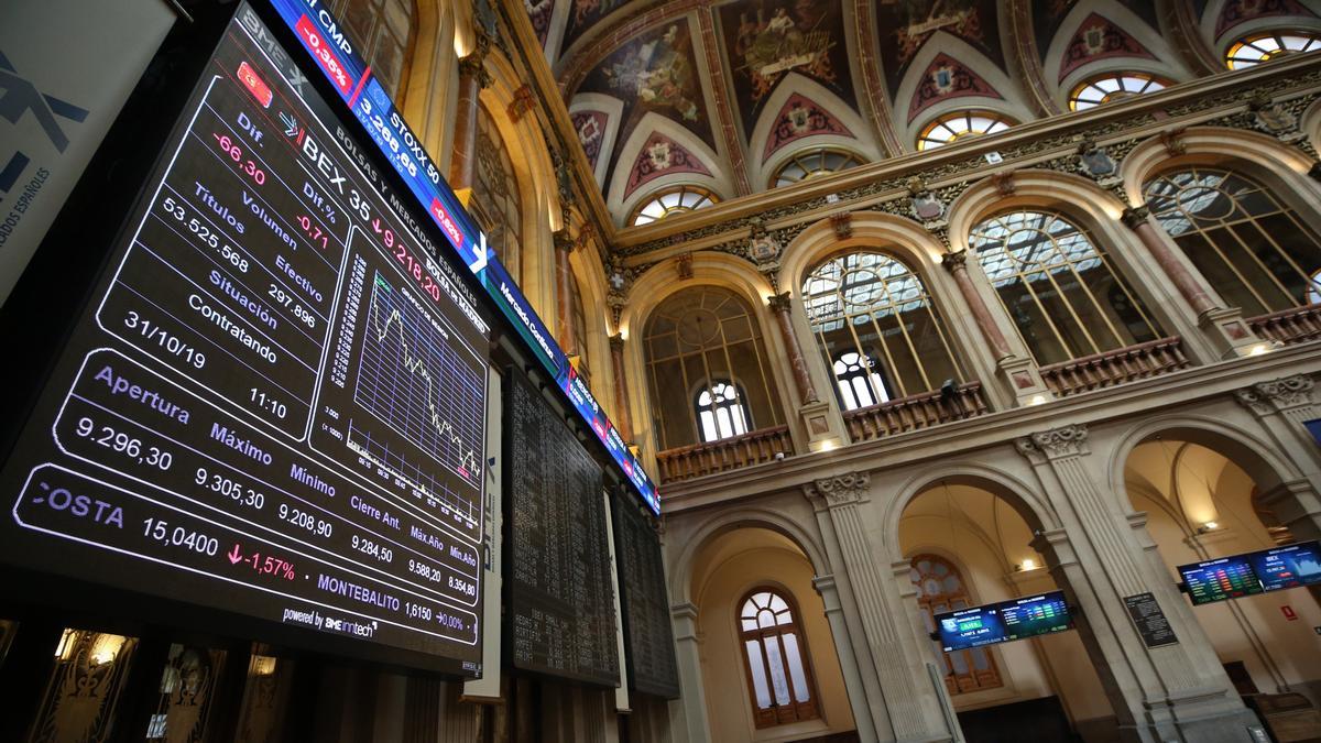 Paneles en la Bolsa de Madrid.