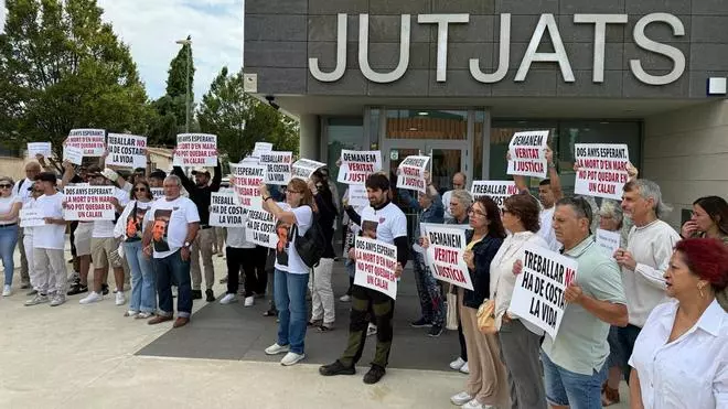 Les imatges de la concentració a la Bisbal per un jove que va morir fixant boies a Begur