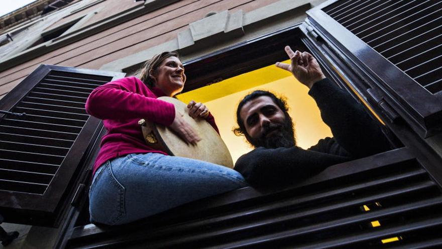 Ciudadanos italianos cantan en los balcones para mostrar su unidad contra el Covid19.