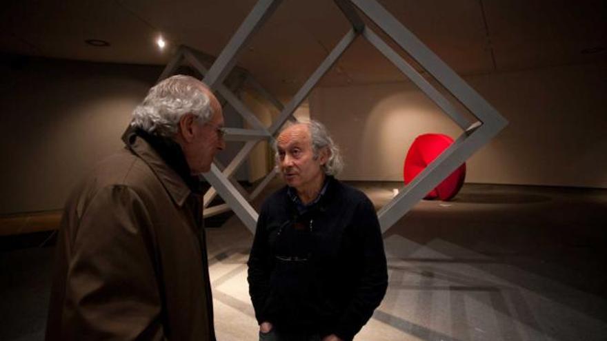 Emilio Marcos Vallaure y Herminio Álvarez, durante una visita al montaje de la exposición en la cúpula del centro Niemeyer.