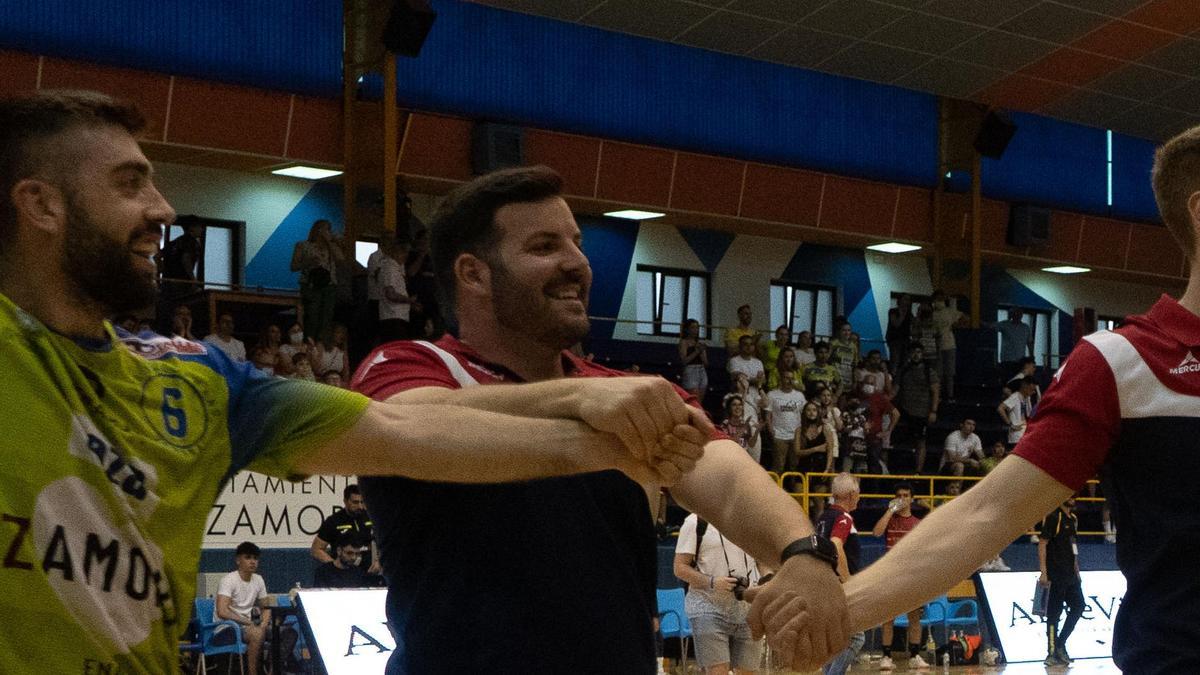 Iván López celebra la permanencia.