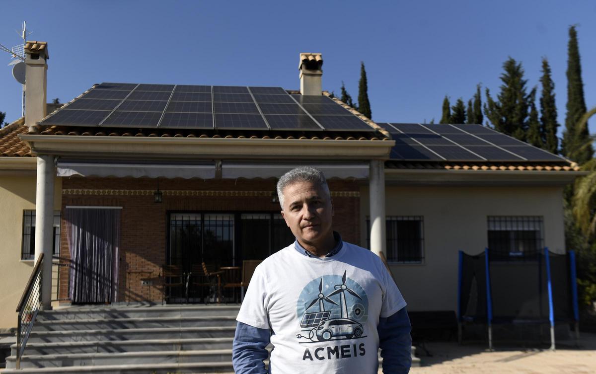 David García, usuari desconnectat de la xarxa elèctrica: «En els últims cinc anys no he tingut cap despesa de llum»