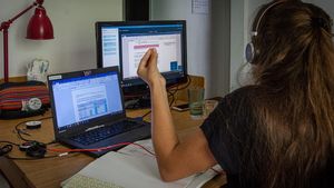 Una mujer teletrabajando.