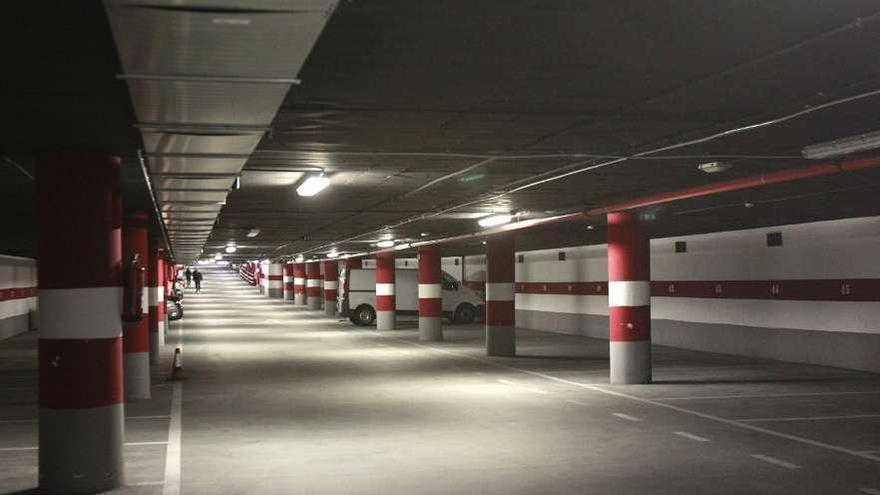 El parking de Jenaro de la Fuente, en O Calvario, prácticamente vacío.  // José Lores