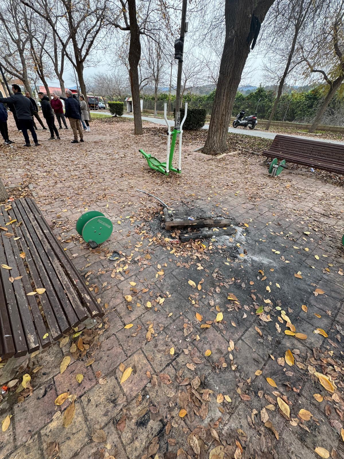 Restos de hogueras sin limpiar en las cuevas del norte de Sangonera la Seca.