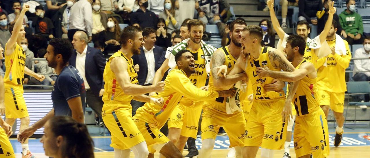 Los jugadores del Lenovo Tenerife celebran su victoria en Santiago contra el Obradoiro.