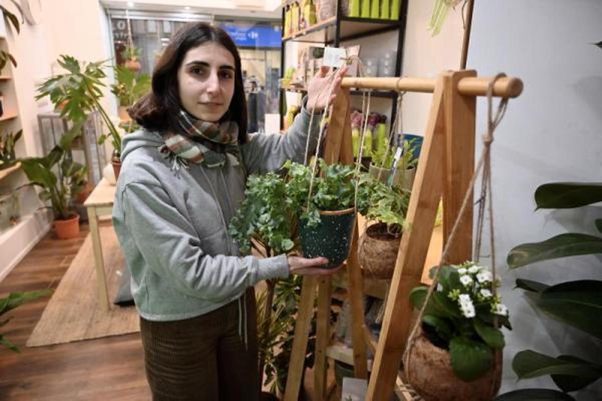 Esperanza Estévez Otero en “Plántate”, dedicada plantas de autor de colección y tropicales   | // RAFA VÁZQUEZ