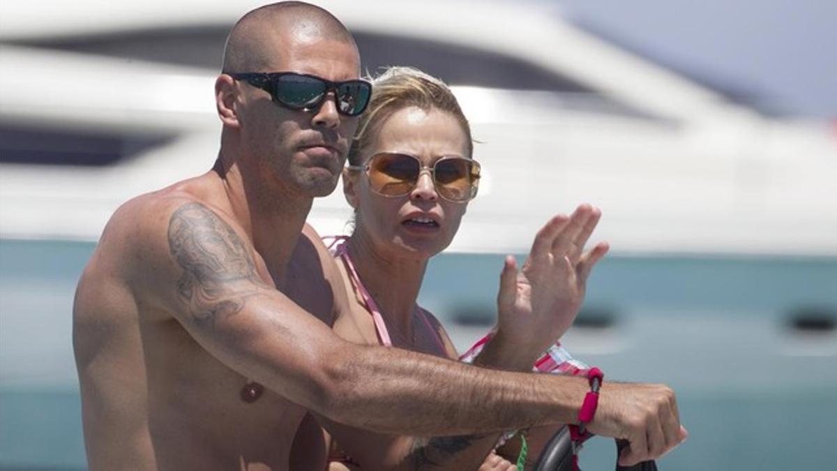 Víctor Valdés y Yolanda Carmona, de vacaciones en Ibiza.