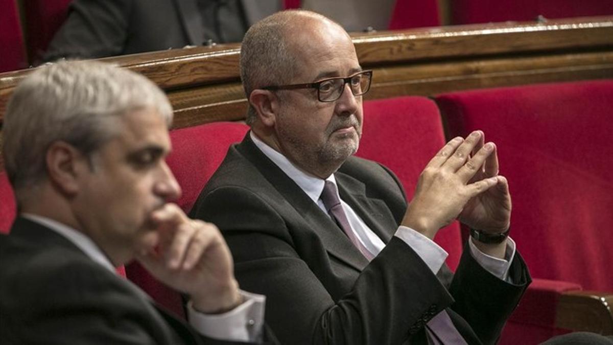 Los 'consellers' Felip Puig y Germà Gordó, en el Parlament.