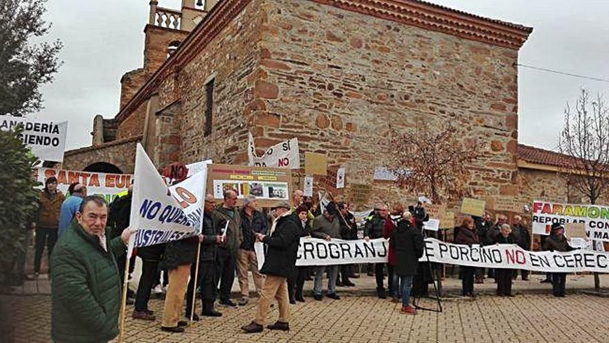 Desarrollo de la manifestación en la plaza de Pozuelo de Tábara en la mañana de ayer.