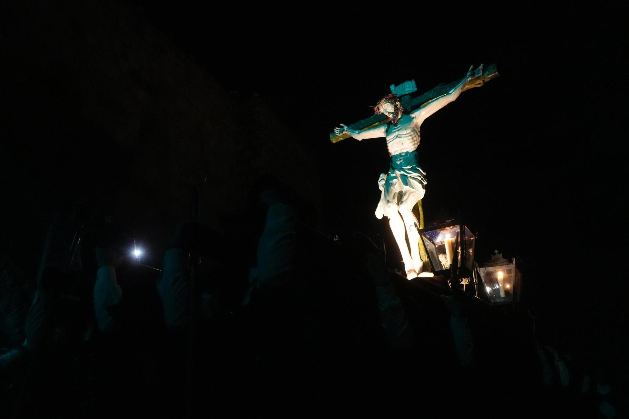 GALERÍA | La procesión de las Capas Pardas sale, pero con un recorrido corto