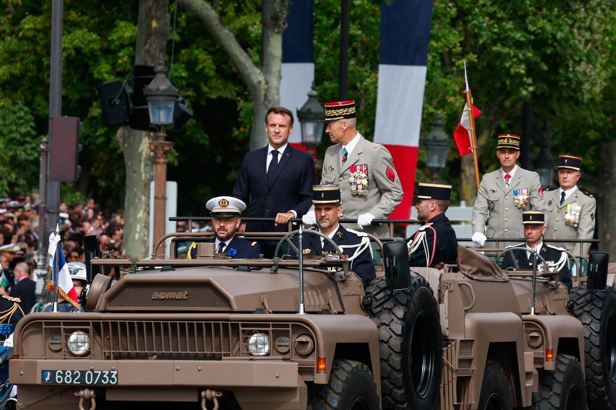 París celebra por todo alto el aniversario de la toma de la Bastilla.