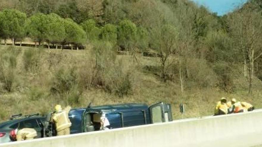 La furgoneta va quedar tombada de costat.