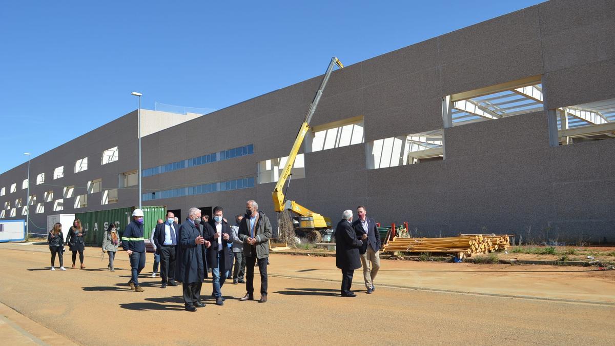 Los asistentes al polígono inician su visita a la infraestructura en obras. | E. P.