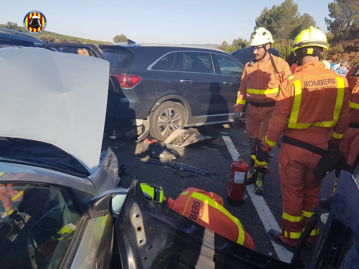 Bomberos trabajan en un accidente múltiple ocurrido en Requena.