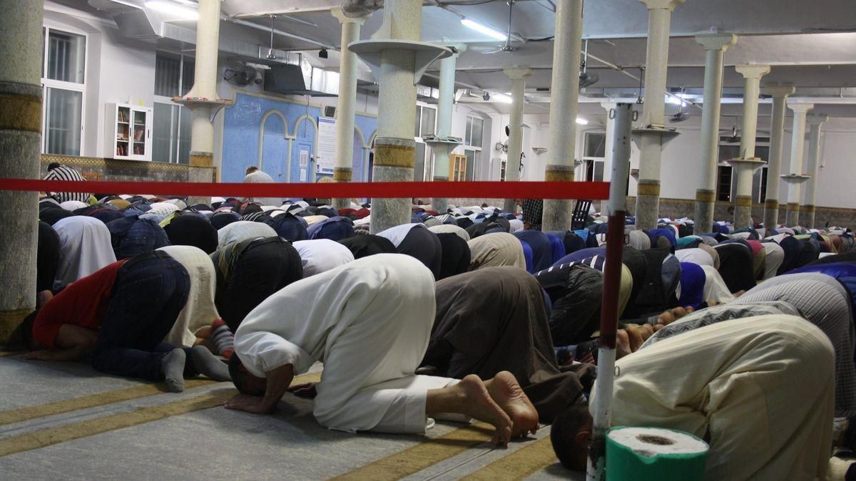 Oració a la mesquita de Manresa després del dejuni