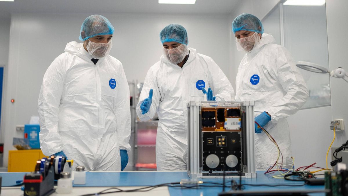 El conseller Albert Dalmau, el consejero delegado de Open Cosmos, Rafael Jordá, y el director de i2CAT, Sergi Figuerola, frente al satélite