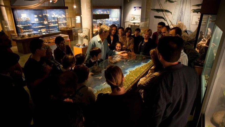 Asistentes al Museo Marítimo, durante una visita guiada.