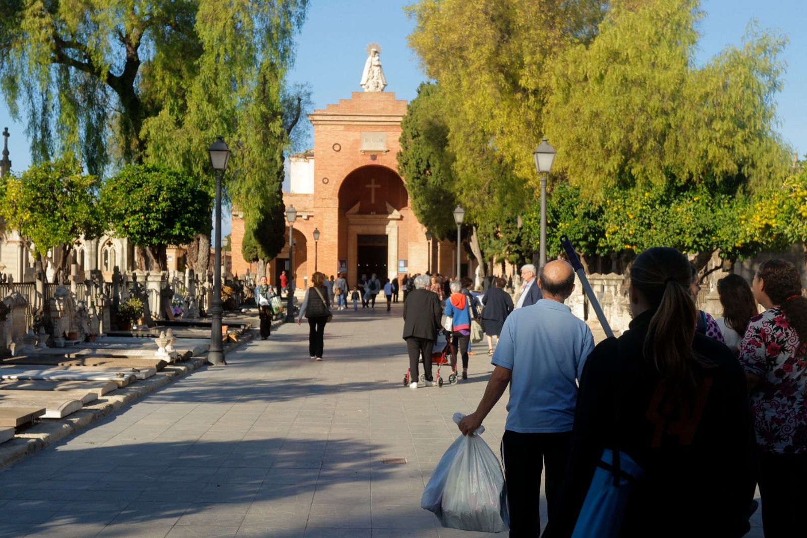 Los valencianos adelantan su visita al cementerio para evitar aglomeraciones