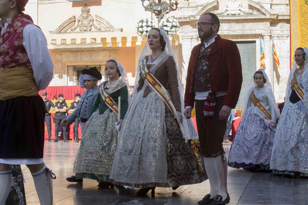 Desfile de las falleras mayores de las diferentes comisiones durante la procesión general de la Mare de Déu dels Desemparats.