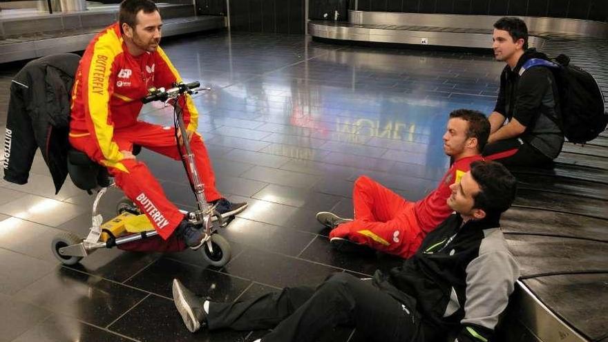 Alberto Seoane (sentado en el centro) junto a sus compañeros de la selección en el aeropuerto de Viena.