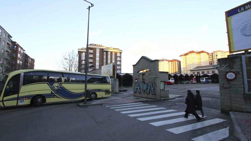 Un autocar abandona la estación de Zamora con destino a varios pueblos de la provincia.