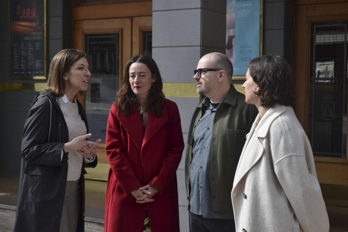 Por la izquierda, Lourdes García, Sabrina Clemente, Pablo de María y Zoe López, ante el teatro Filarmónica.