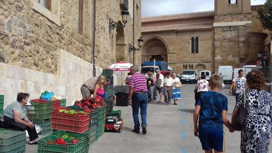 Algunos de los horticultores que ya han sacado a la venta pimientos en el mercadillo de los jueves.