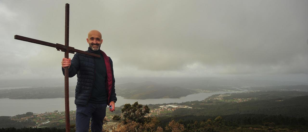 El concejal de Turismo, Álvaro Carou, en la cruz de Xiabre desde donde se ve toda Vilagarcía y la Ruta Fluvial Xacobea.