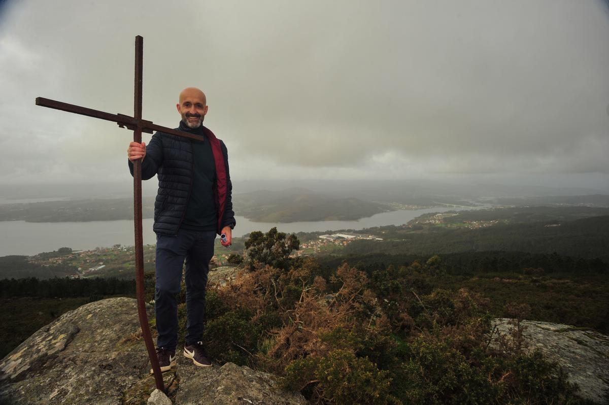 El concejal de Turismo, Álvaro Carou, en la cruz de Xiabre desde donde se ve toda Vilagarcía y la Ruta Fluvial Xacobea.