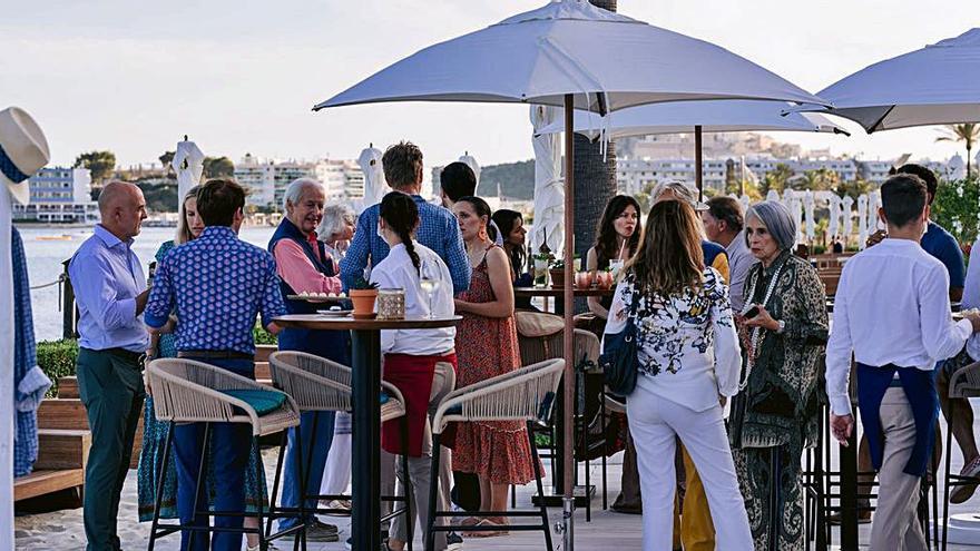 Los asistentes durante el cóctel ofrecido en el Nobu Hotel Ibiza Bay.