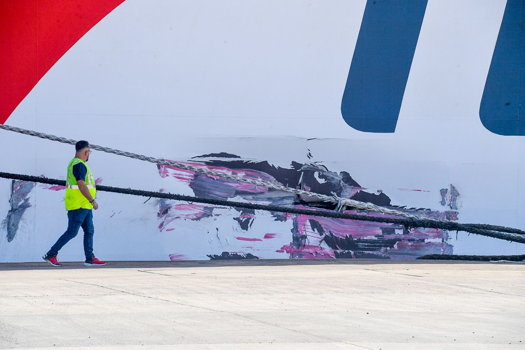 Un barco de Naviera Armas-Trasmediterránea impacta contra un muelle en el Puerto de Las Palmas