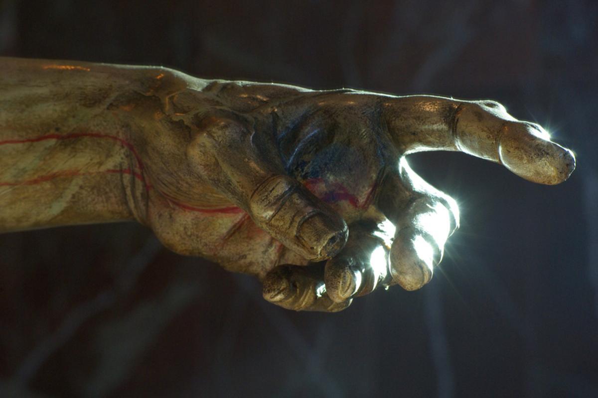 Detalle de la mano de Jesús muerto en la cruz, del grupo escultórico del Descendimiento.