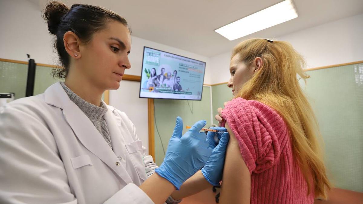 Vacunación contra la gripe y el Covid en el centro de salud de Poniente este martes.