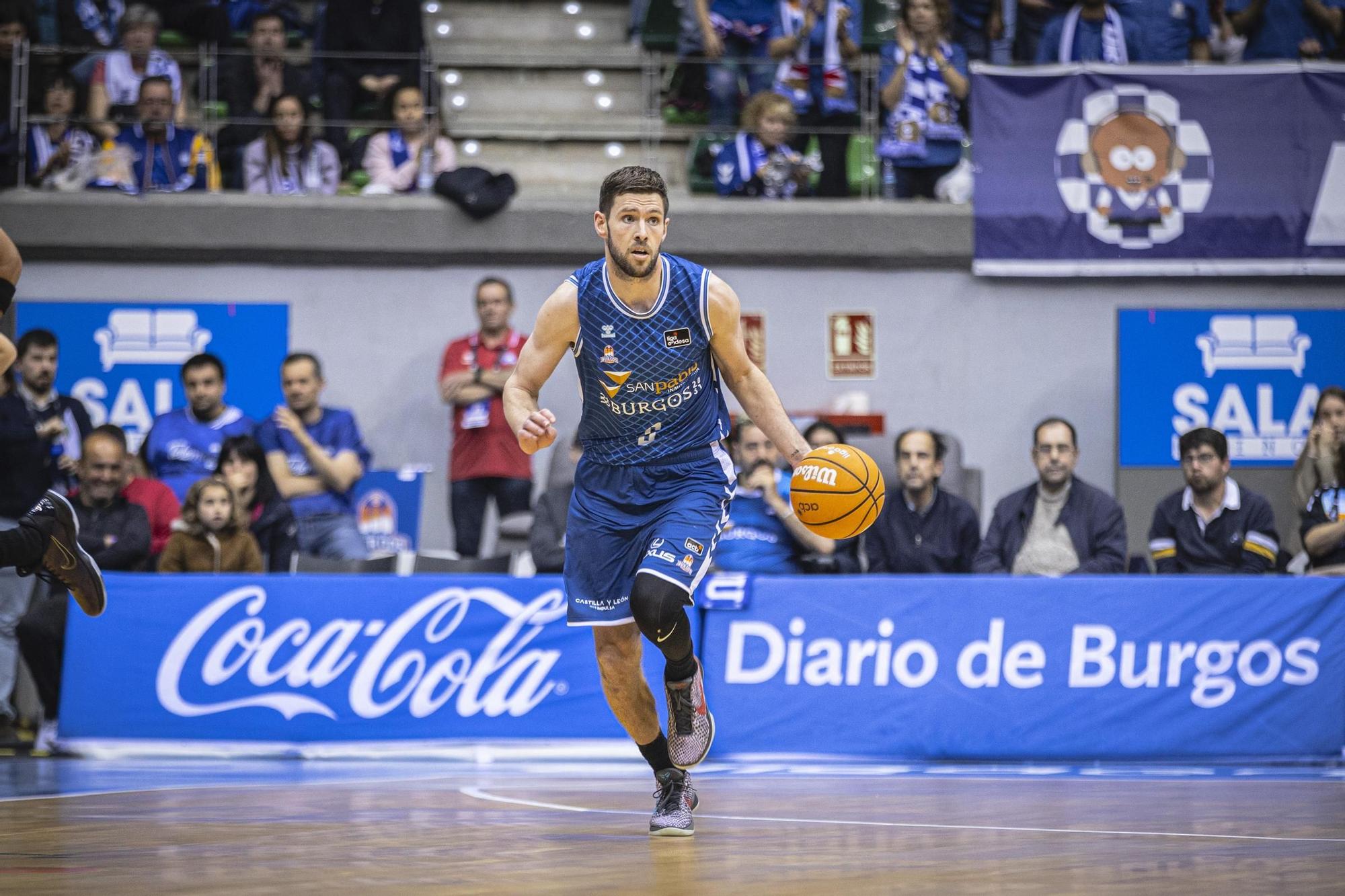 Jón Axel Gudmundsson sube el balón en un partido entre el Burgos y el Unicaja.