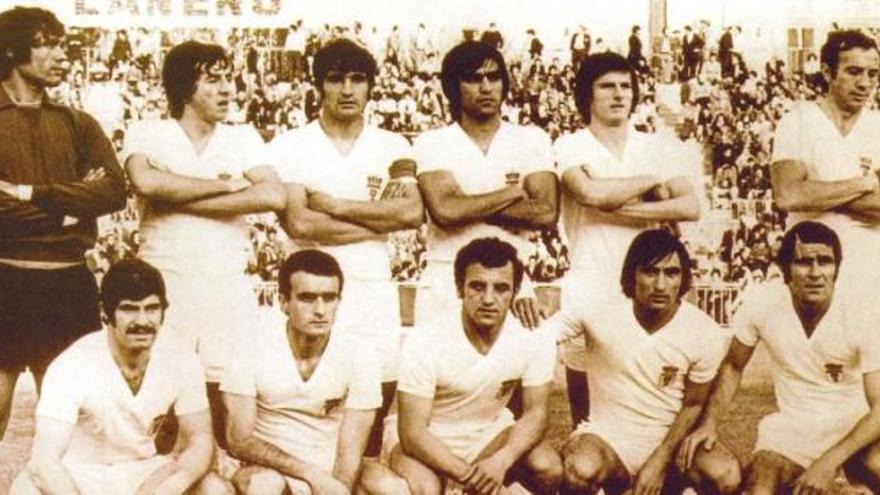 De izquierda a derecha y de arriba abajo, Djukovic, Lolín, Tensi, Jacquet, Maxi, Djoric, Javier, Iriarte, Marianín, Galán y Cortés, una formación del Oviedo de la temporada 1974-1975, con Vicente Miera de entrenador.