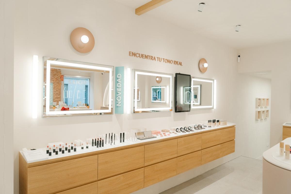 Interior de una de las tiendas de la firma de maquillaje española.