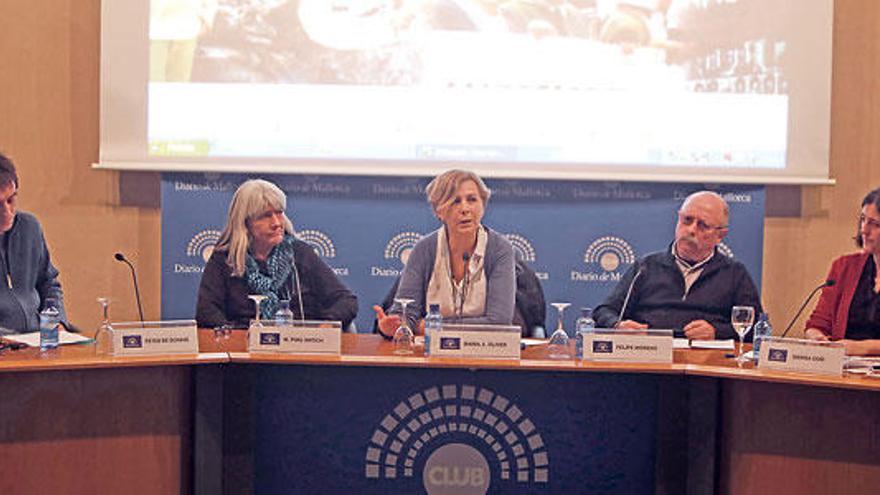 De izquierda a derecha Peter de Echave, Merçona Puig, Maria Antònia Oliver, Felipe Moreno y Marisa Goñi, moderadora del debate.