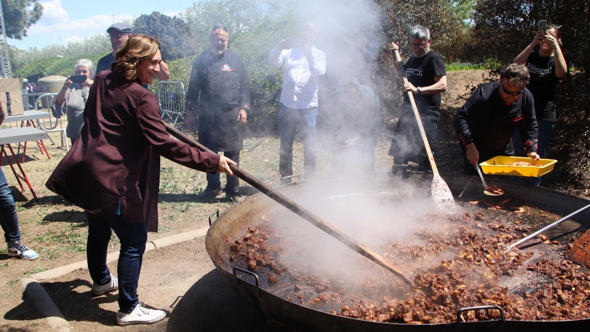 Ada Colau remueve el arroz de la paella gigante en el Prat de Llobregat