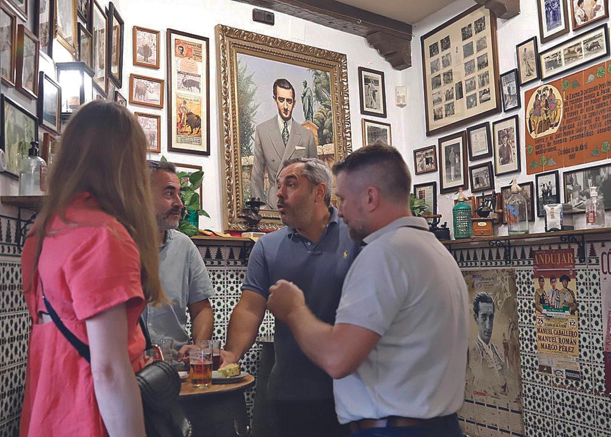 Un grupo de amigos disfrutan en la taberna El Pisto.
