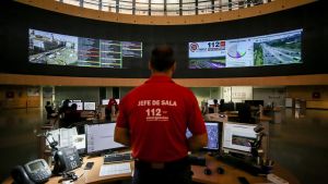 Archivo - Ayudado por varias pantallas de ordenador y paneles luminosos, un trabajador, jefe de sala del 112, vigila el estado de las carreteras de Madrid en el interior de la sede de la ASEM 112 Emergencias de la Comunidad de Madrid situada en el Paseo d