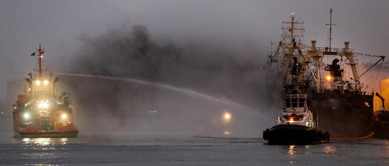 Una embarcación de Salvamento Marítimo enfría el casco del &#039;Admiral Shabalin&#039; durante el incendio.