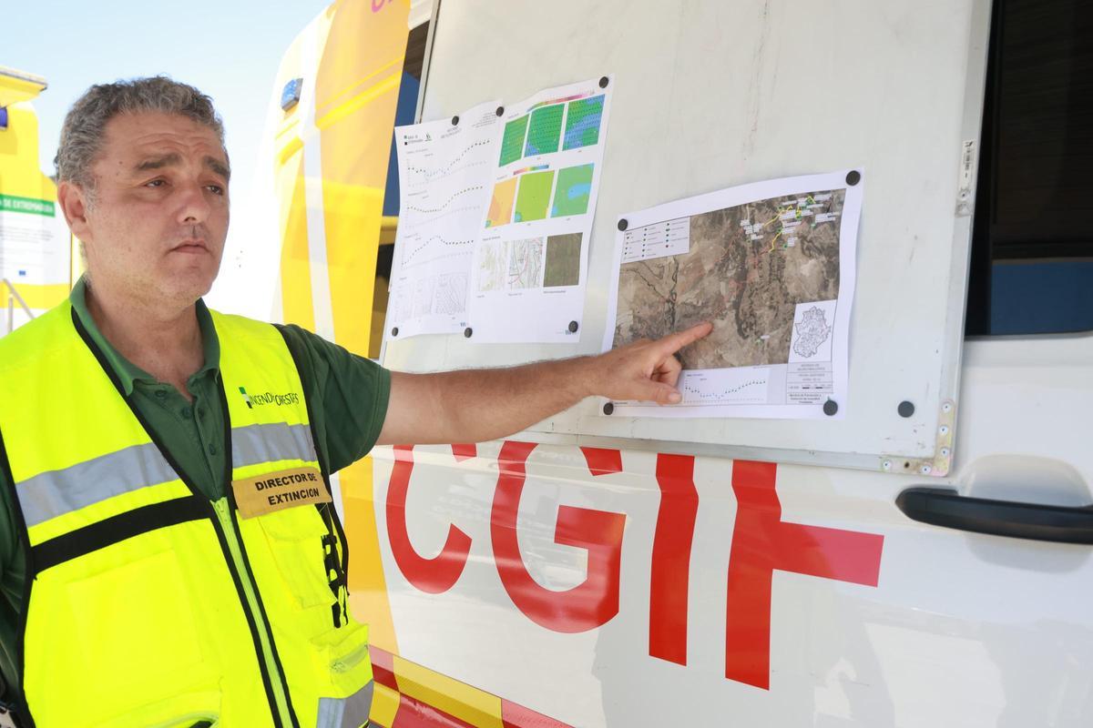 Así se está desarrollando el incendio en Valdecaballeros: desalojos, reuniones y muchos efectivos desplazados Así se está desarrollando el incendio en Valdecaballeros: desalojos, reuniones y muchos efectivos desplazados