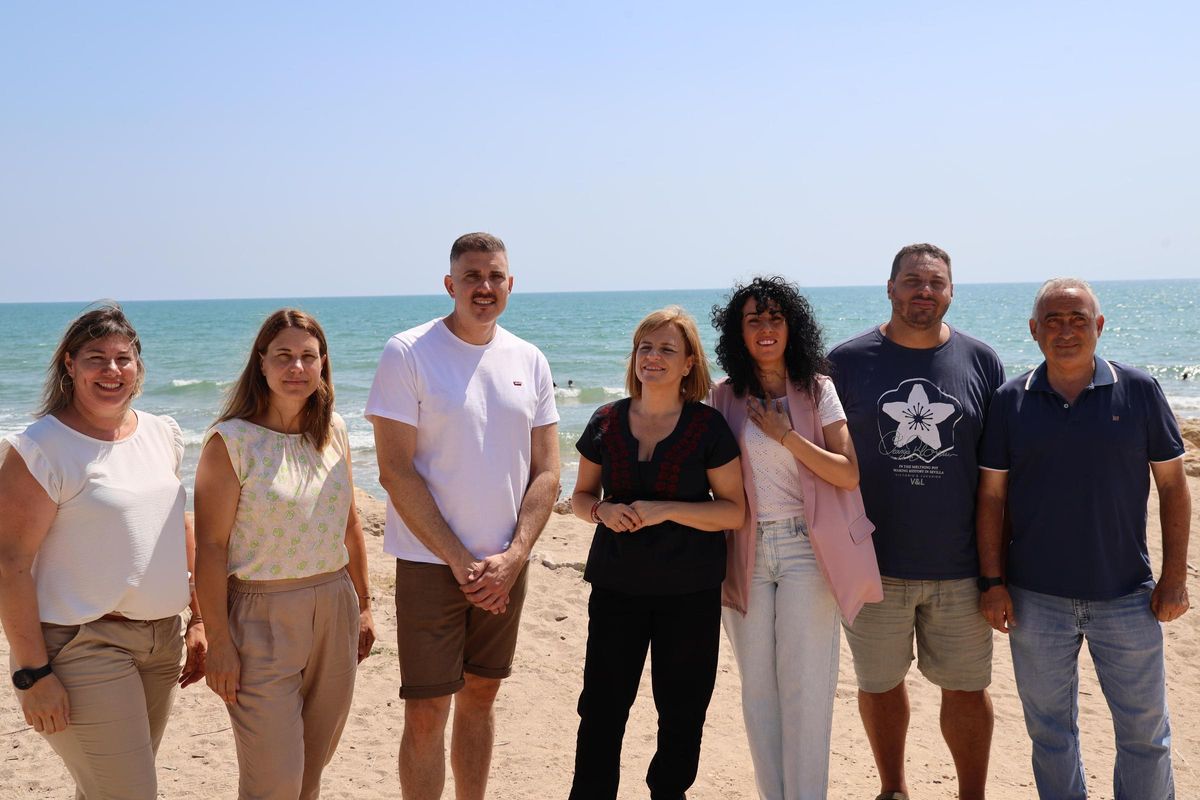 Los representantes municipales de Tavernes y Cullera, junto a la delegada del Gobierno
