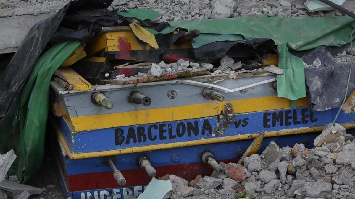 Futbolín cubierto por los escombros en un hogar destruido en Pedernales (Ecuador), en una imagen del 20 de abril.