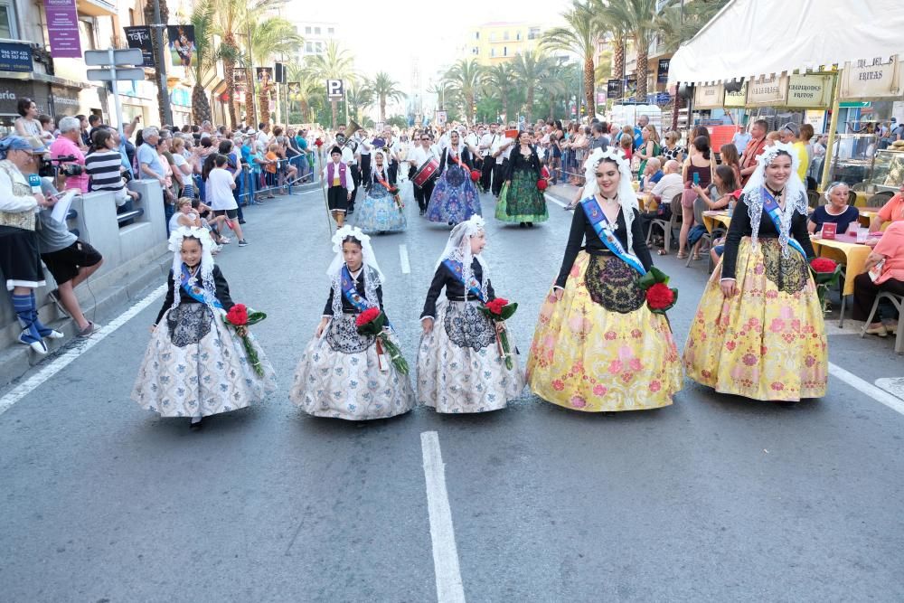 Los festeros aprovechan la Ofrenda para protestar contra la violencia de género con flores y lazos morados